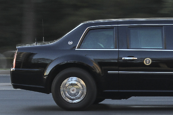 美國(guó)總統(tǒng)奧巴馬乘坐專(zhuān)車(chē)駛離北京市區(qū)