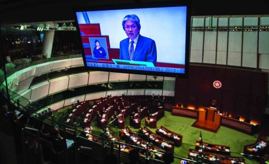 有錢任性？香港政府從“派錢”到“派糖”
