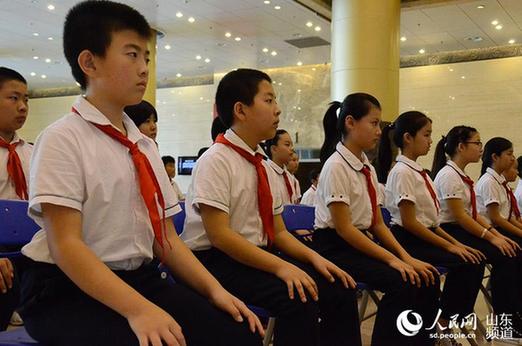 人民網(wǎng)在濟南舉行抗戰(zhàn)記憶視頻作品集贈送儀式