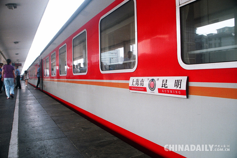 見(jiàn)證中國(guó)火車(chē)變遷史：從綠皮車(chē)到高鐵動(dòng)車(chē)
