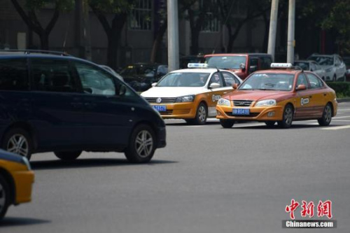 資料圖：行駛在路上的傳統出租車。<a target=&apos;_blank&apos; href=&apos;http://www.chinanews.com/&apos; _fcksavedurl=&apos;http://www.chinanews.com/&apos; ></table><p align=