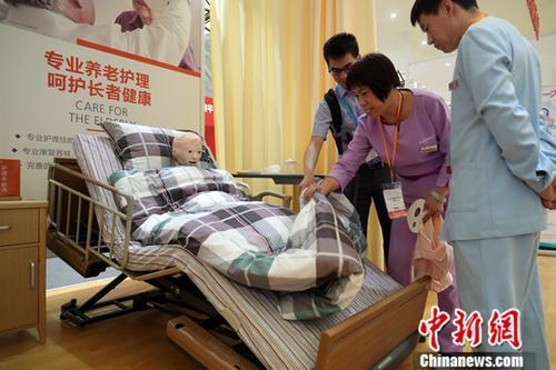 資料圖：養老輔具及康復醫療。<a target=&apos;_blank&apos; href=&apos;http://www.chinanews.com/&apos; _fcksavedurl=&apos;http://www.chinanews.com/&apos;></table><p align=