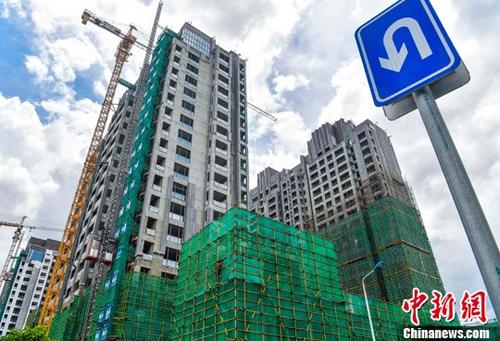 資料圖：海口國(guó)興大道附近的在建商品房項(xiàng)目。<a target=&apos;_blank&apos; href=&apos;http://www.chinanews.com/&apos; _fcksavedurl=&apos;http://www.chinanews.com/&apos;></table><p align=