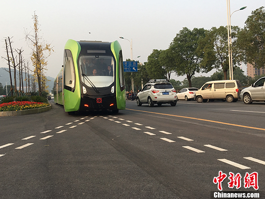 軌道畫地上！全球首列智軌列車湖南“開跑”