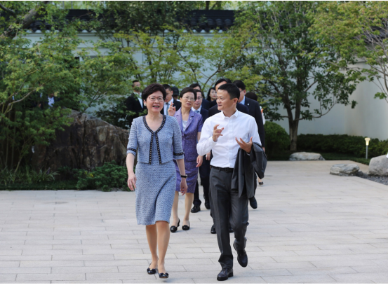 香港特首林鄭月娥到訪阿里巴巴 移動互聯(lián)網(wǎng)點亮“東方之珠”